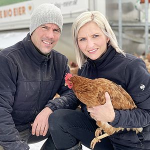 Mit Ehemann Franz hat Diana Meier den elterlichen Hof saniert. An den Wochenenden unterstützt er sie bei ihrer Arbeit mit Hühnern, Kindern und Co. Foto: Dr. Monika Konnert