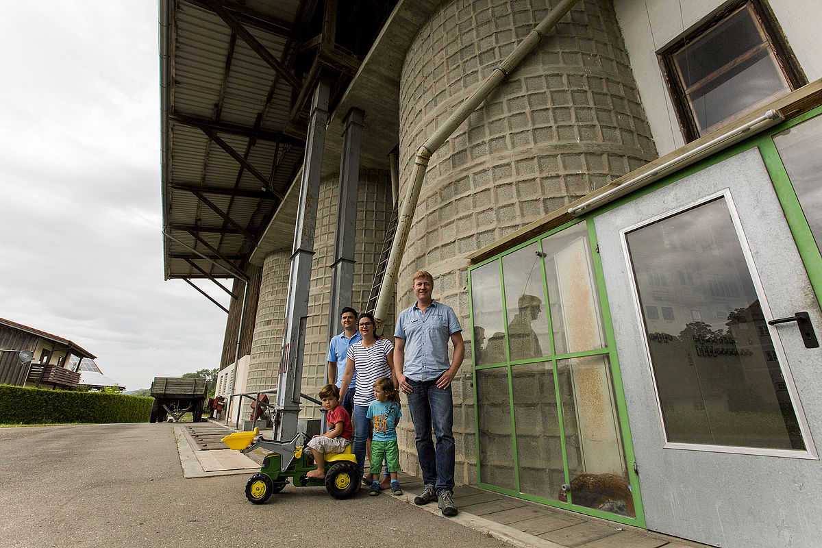 Bio-Lagerhaus Mussenmühle, von links: Markus und Burgi Huber mit Braumeister Markus Milkreiter. Foto: Andreas Falkinger